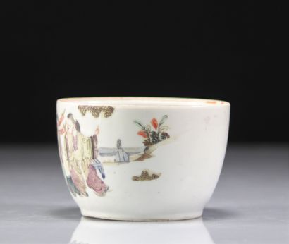 Porcelain bowl decorated with figures
Weight:...