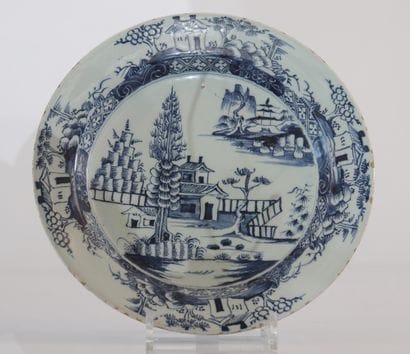 Plat en Delft XVIIIème
Poids: 740 g
Dimensions:...