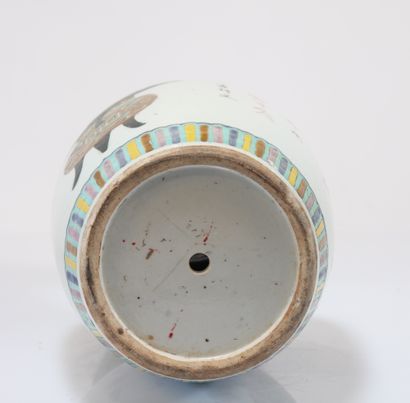 Porcelain vase decorated with furniture
Weight:...