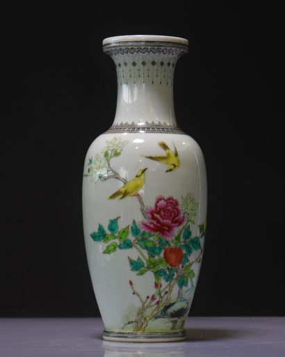 Chinese republic porcelain vase
Weight: 930...