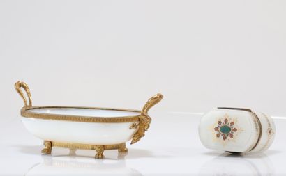 Bowl and box in white opaline
Weight: 1.15...
