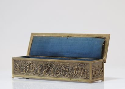 boîte en bronze à décor de personnages
Poids:...