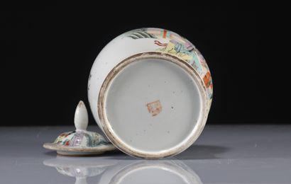 Chinese porcelain covered vase
Weight: 1.00...