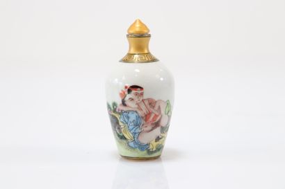 Chinese porcelain snuffbox with erotic decor
Weight:...