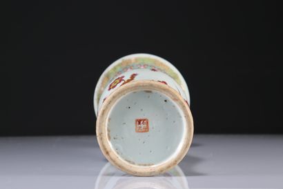 Chinese vase with floral decoration
Weight:...