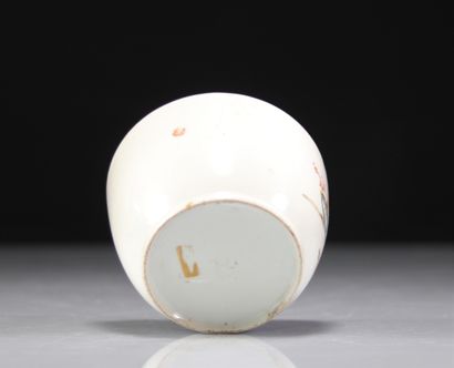 Porcelain bowl decorated with figures
Weight:...