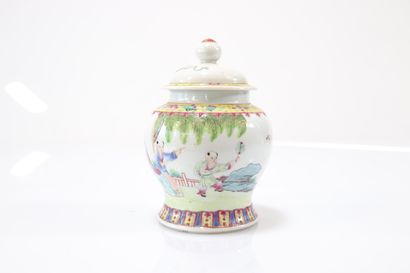 Covered potiche in porcelain from the Republic...