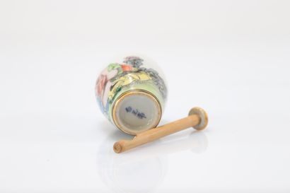 Chinese porcelain snuffbox with erotic decor
Weight:...
