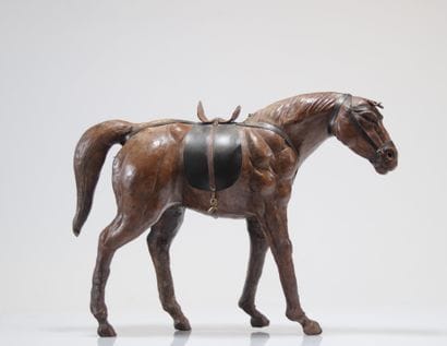Cheval en cuir
Poids: 1.23 kg
Dimensions:...