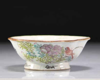 Artist's Signature Chinese Porcelain Dish
Weight:...