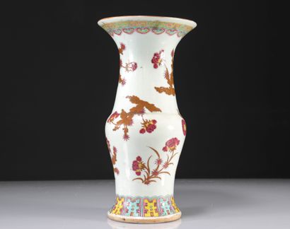 Chinese vase with floral decoration
Weight:...