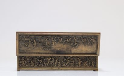 boîte en bronze à décor de personnages
Poids:...