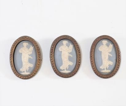 Lot de 3 médaillons en porcelaine a l'antique
Poids:...