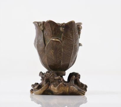 Asian-inspired bronze sculpture
Weight: 470...