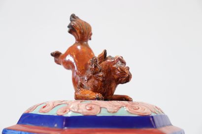 Covered pot in majolica Majorelle label
Weight:...