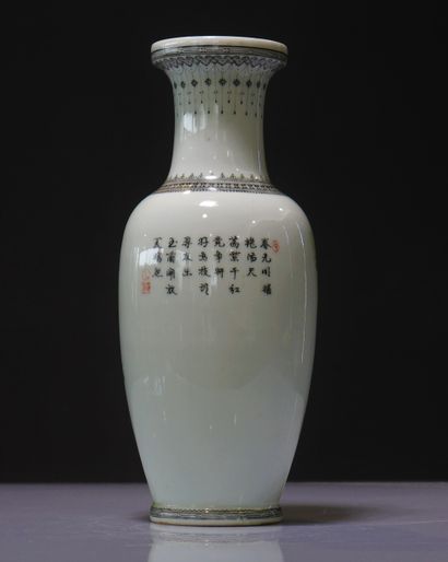 Chinese republic porcelain vase
Weight: 930...