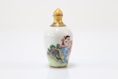 Chinese porcelain snuffbox with erotic decor
Weight:...