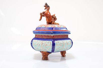 Covered pot in majolica Majorelle label
Weight:...