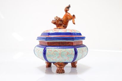 Covered pot in majolica Majorelle label
Weight:...
