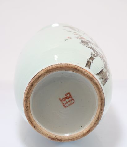 Chinese porcelain vase decorated with birds
Weight:...