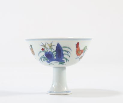 Bowl on foot in Chinese porcelain decorated...