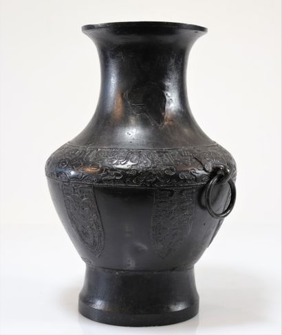 Large Chinese bronze vase with archaic decoration
Weight:...