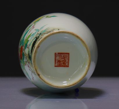 Chinese republic porcelain vase
Weight: 930...