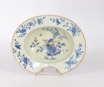 China shaving dish in blanc-bleu porcelain...