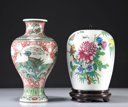 Lot of 2 Chinese porcelain vases
Weight:...