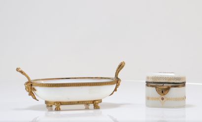 Bowl and box in white opaline
Weight: 1.15...