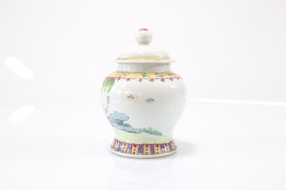 Covered potiche in porcelain from the Republic...