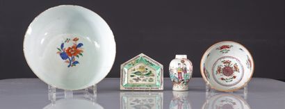 Lot of 4 Chinese porcelains
Weight: 1.46...