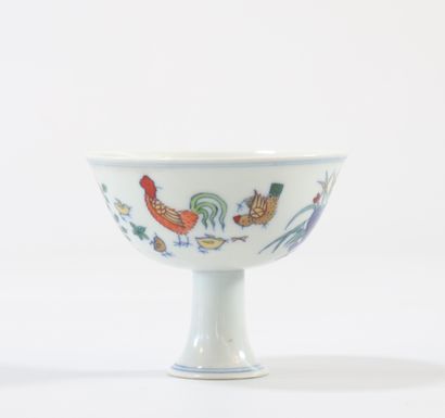 Bowl on foot in Chinese porcelain decorated...