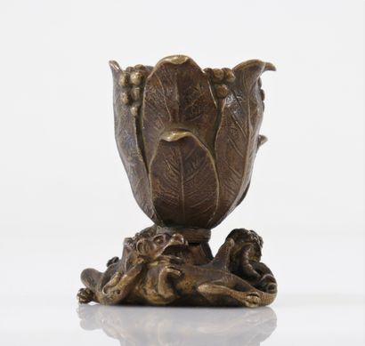 Asian-inspired bronze sculpture
Weight: 470...
