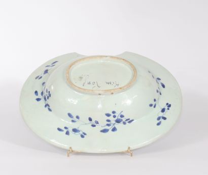 China shaving dish in blanc-bleu porcelain...