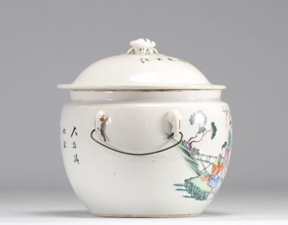 Famille rose covered tureen decorated with...