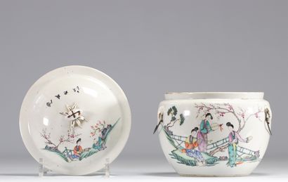Famille rose covered tureen decorated with...