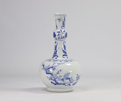 Vase en porcelaine de chine blanc bleu à...