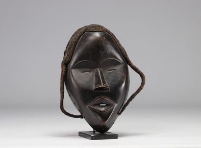 Masque en bois de la tribu Dan à patine foncée.
Poids:...
