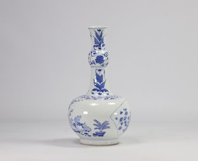 Vase en porcelaine de chine blanc bleu à...