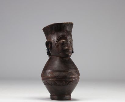Verseuse Mangbetu en bois sculpté RDC.
Poids:...