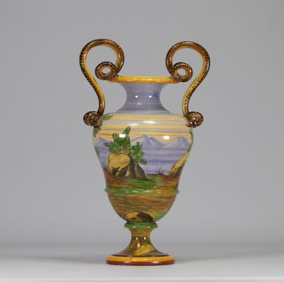 Vase à décor peint en Majolique italienne,...