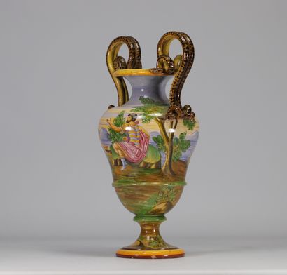 Vase à décor peint en Majolique italienne,...