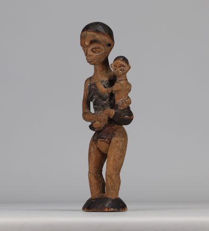 Wooden statue of a mother, Shokwé tribe.
Weight:...