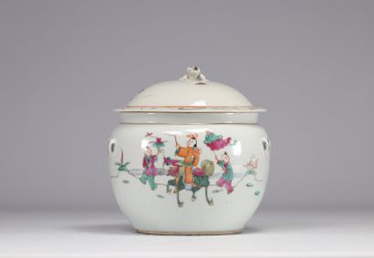 Chine, pot couvert en porcelaine, à décor...