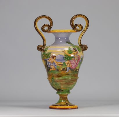 Vase à décor peint en Majolique italienne,...