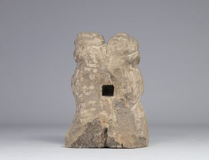 Statue en pierre en forme de deux personnages
Poids:...