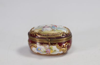 Boîte en porcelaine à décor romantique avec...