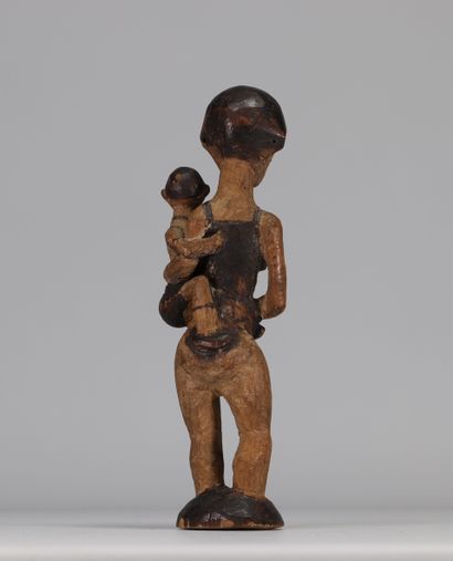 Wooden statue of a mother, Shokwé tribe.
Weight:...