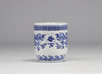 Chine, tasse en porcelaine à motif de dragons.
Poids:...